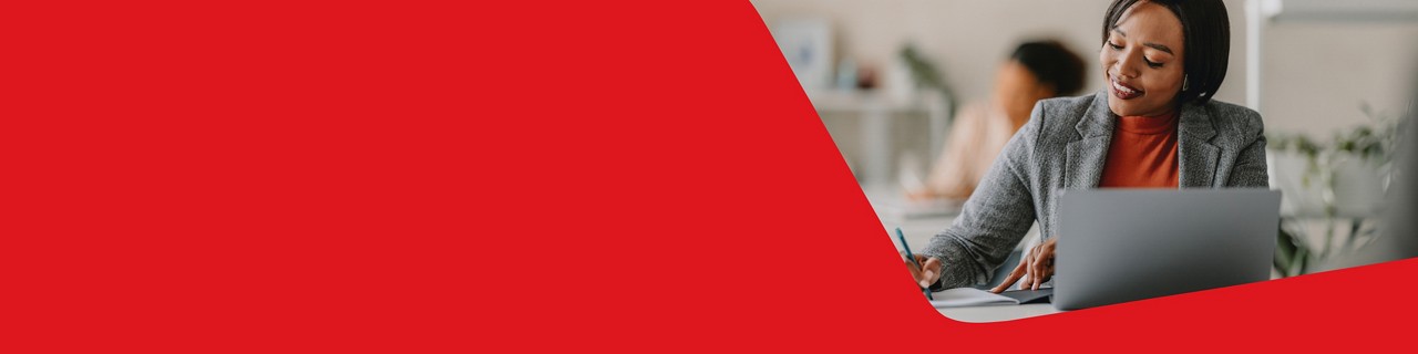 Photo d’une entrepreneure consultant le Centre d’aide Entreprises de la Banque Nationale sur son ordinateur pour trouver des réponses à ses questions