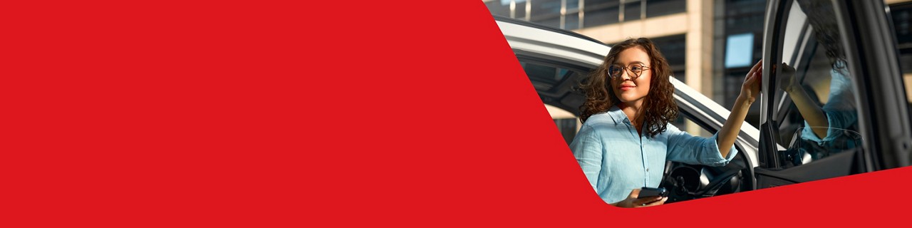 Photo of a merchant smiling while benefiting from National Bank’s services for the retail industry 