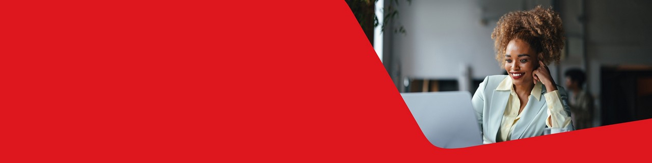 Photo of an entrepreneur looking at the National Bank business advice and tools on their computer