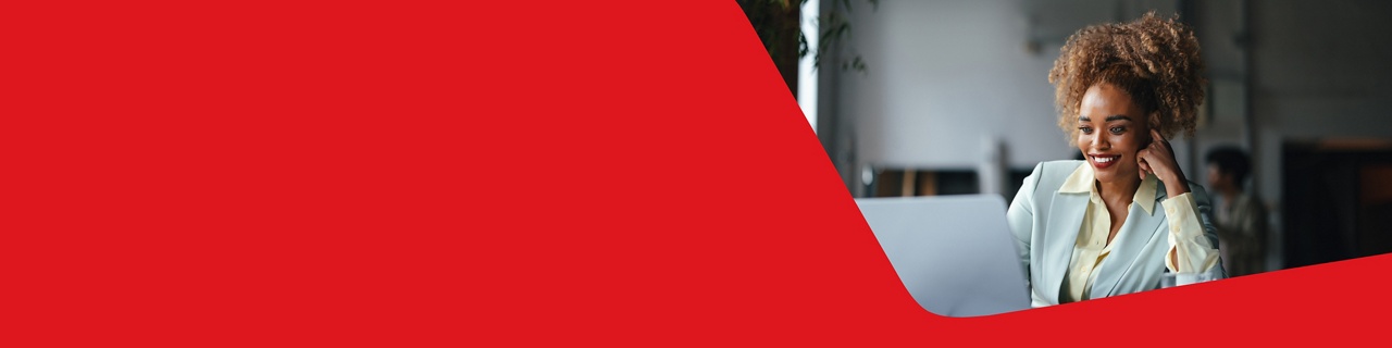 Photo d’une entrepreneure consultant les conseils et outils pour entreprises de la Banque Nationale sur son ordinateur portable 