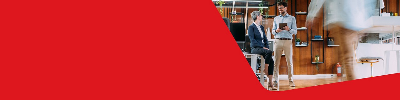 Photo de deux entrepreneurs discutant dans un bureau de la manière dont la Banque Nationale peut les aider dans la croissance de leur entreprise