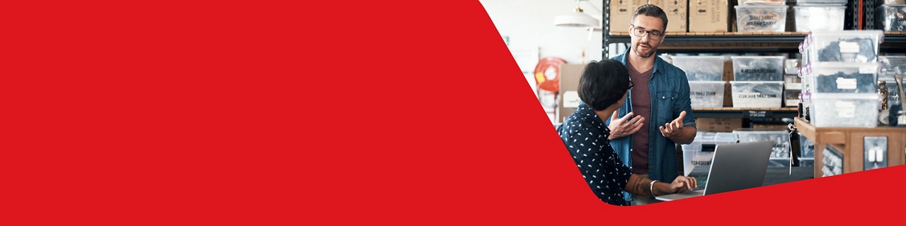 Photo de deux entrepreneurs qui discutent dans leur entrepôt de la manière dont la Banque Nationale peut les aider dans le démarrage de leur entreprise  