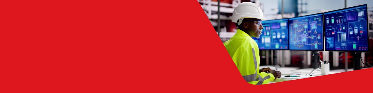 Photo of an energy sector employee working with confidence thanks to National Bank’s solutions