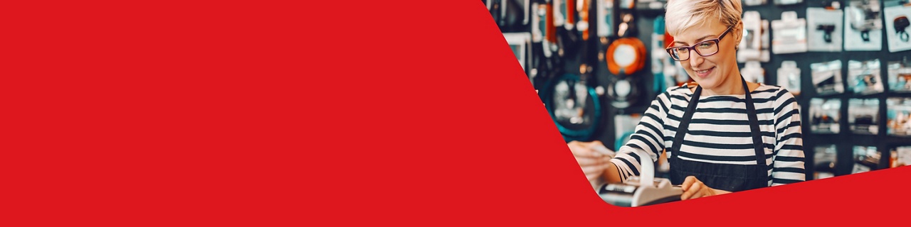 Photo d’une entrepreneure gérant ses entrées de fonds au comptoir de son magasin 