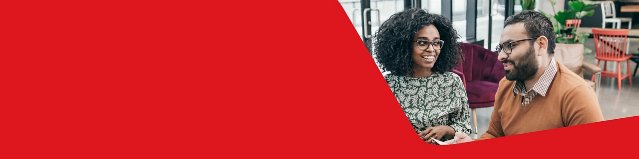 Photo d’un groupe discutant des options de financement à long terme de la Banque Nationale autour d’une table 