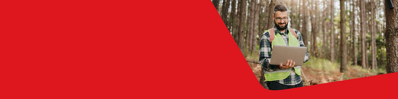 Photo of a forestry industry worker consulting National Bank’s industry solutions on his computer 