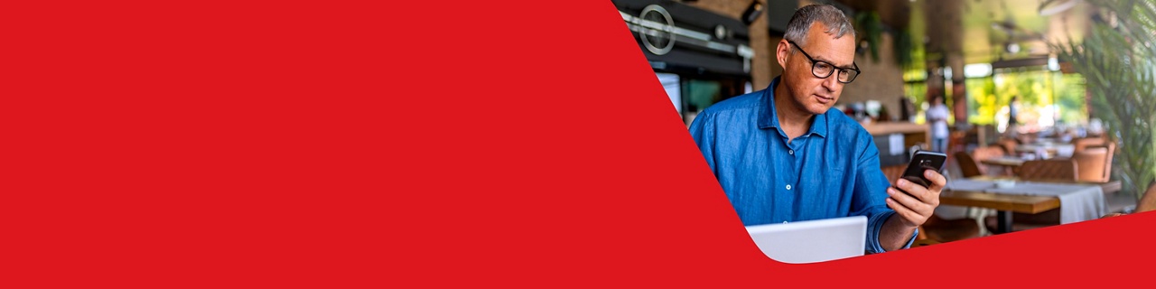 Photo of an entrepreneur consulting National Bank’s solutions for buying a franchise 