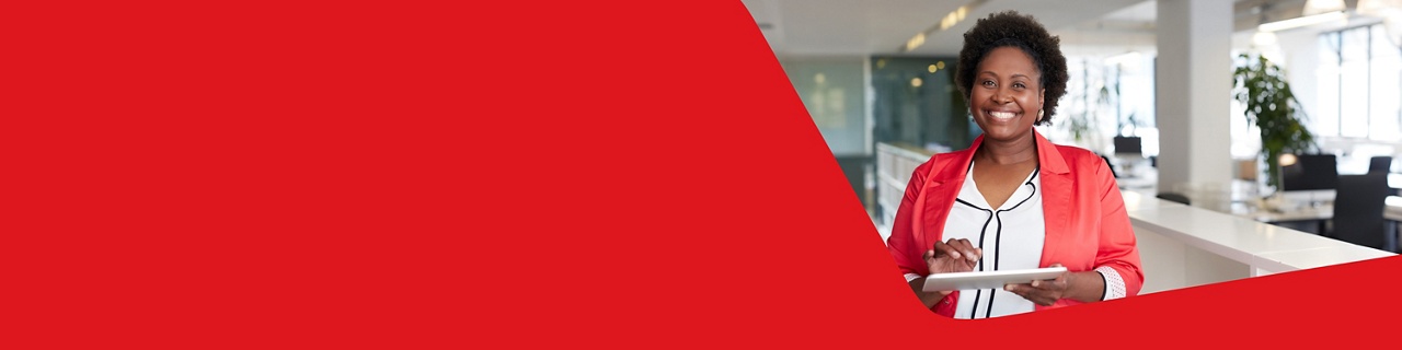 Photo of an entrepreneur smiling in an office after having chosen the National Bank Hybrid Business Package 