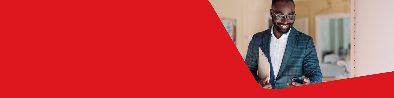 Photo of a real estate agent consulting National Bank’s solutions for the real estate industry 