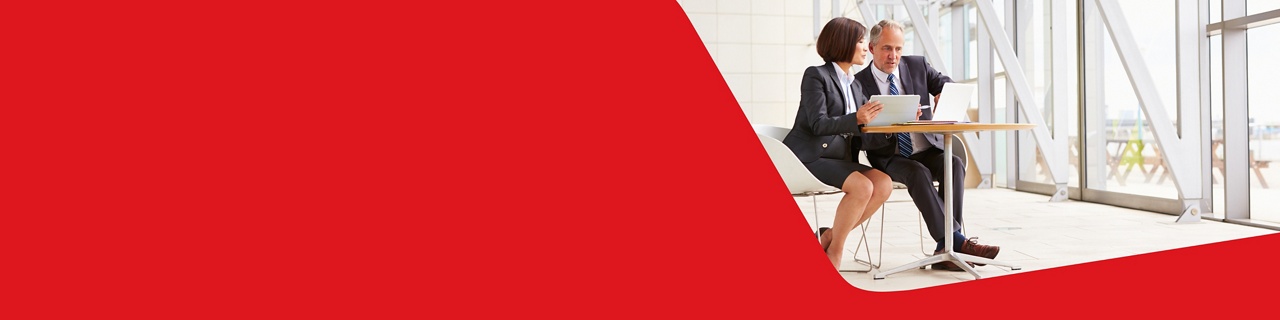 Photo de la direction d’une grande entreprise marchant dans un corridor de bureau, ravie par les services de la Banque Nationale 