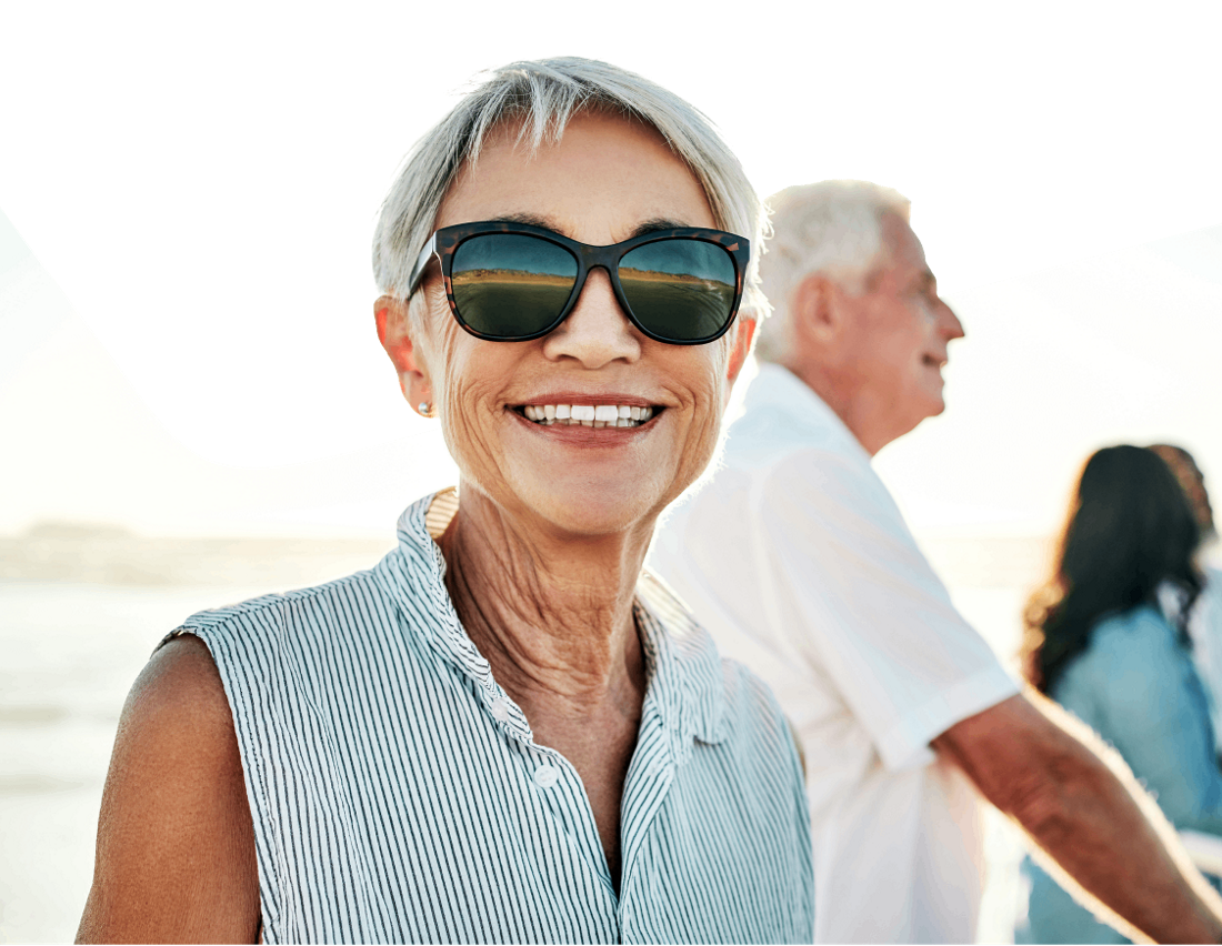 Photo of a woman at the beach in Florida, happy to entrust her finances to Natbank, a subsidiary of National Bank of Canada