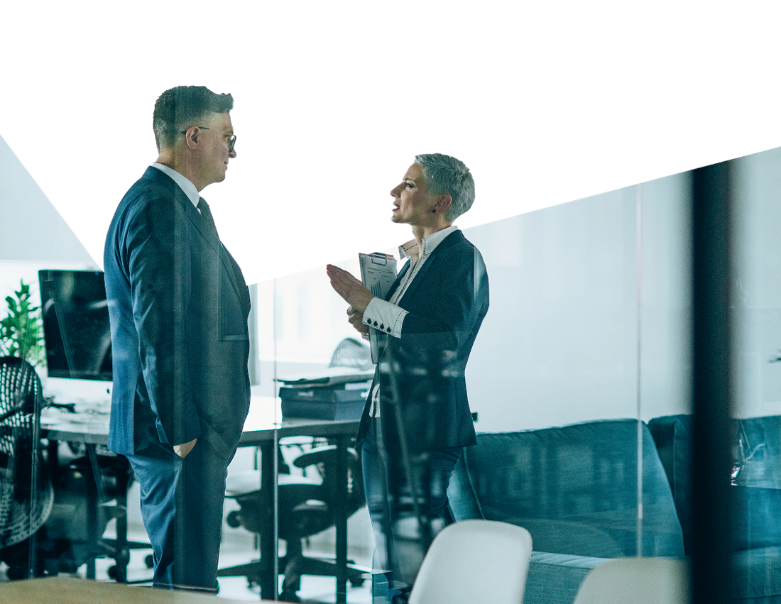 Photo d’une avocate et d’un avocat de Lexstart discutant de l’accompagnement juridique offert à la clientèle de la Banque Nationale 
