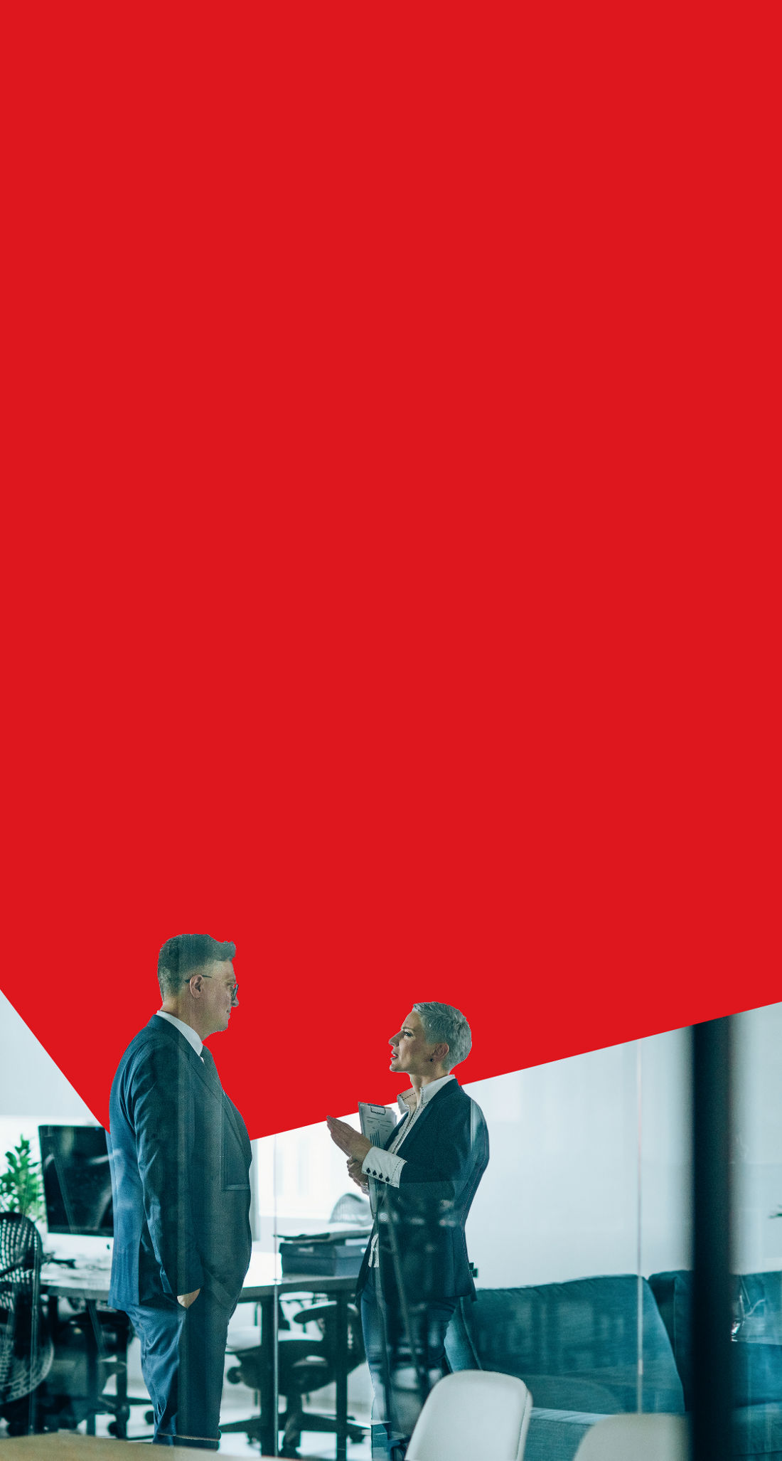 Photo d’une avocate et d’un avocat de Lexstart discutant de l’accompagnement juridique offert à la clientèle de la Banque Nationale 