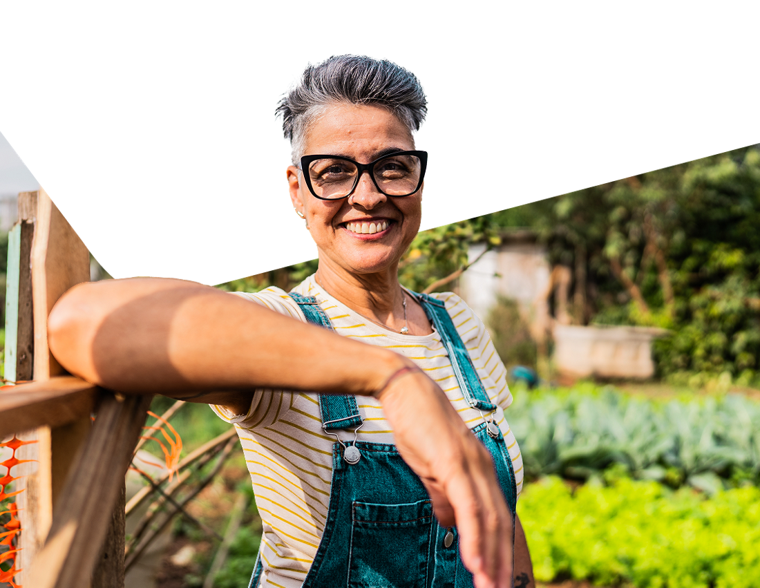 Photo of a farmer in her garden happy to have chosen National Bank’s solutions for agribusinesses 