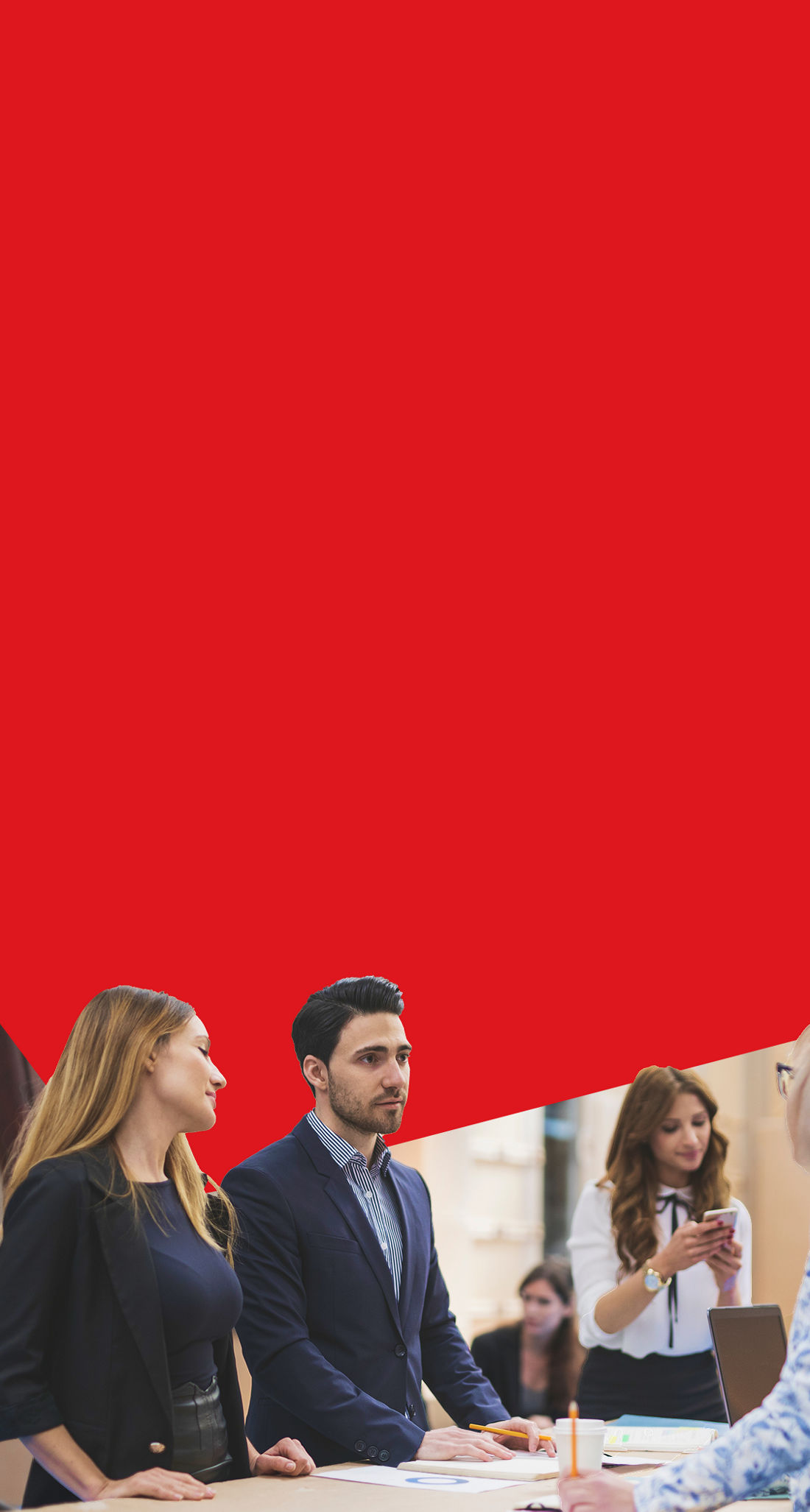 Photo d’un groupe de gestionnaires autour d’une table discutant d’avantages sociaux pour entreprises 