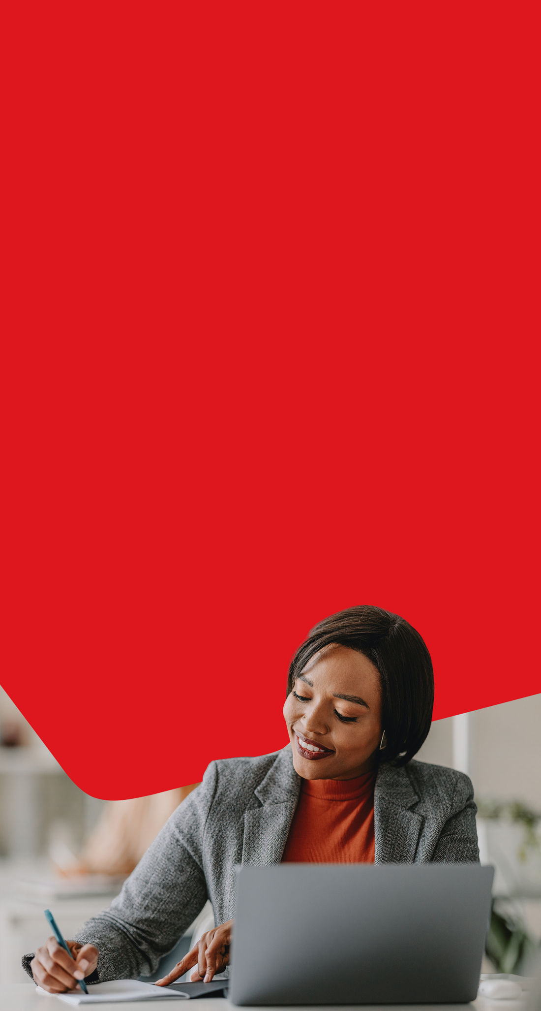 Photo d’une entrepreneure consultant le Centre d’aide Entreprises de la Banque Nationale sur son ordinateur pour trouver des réponses à ses questions