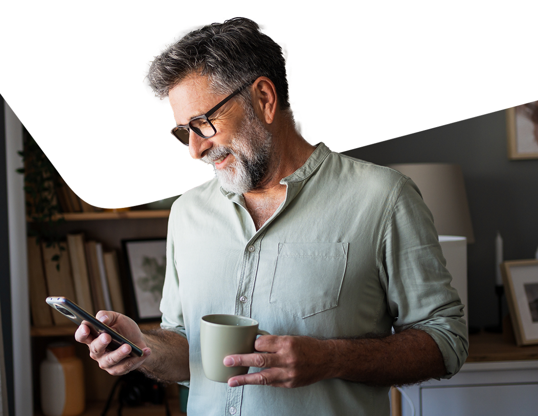 Photo d’un homme consultant ses certificats de placement garanti de la Banque Nationale sur son téléphone 