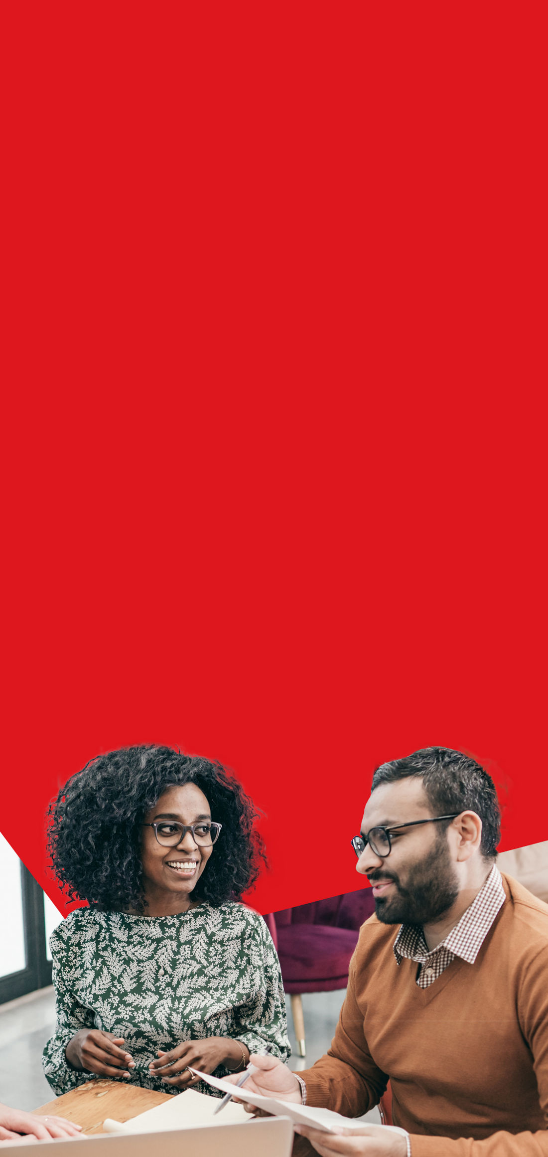 Photo d’un groupe discutant des options de financement à long terme de la Banque Nationale autour d’une table 