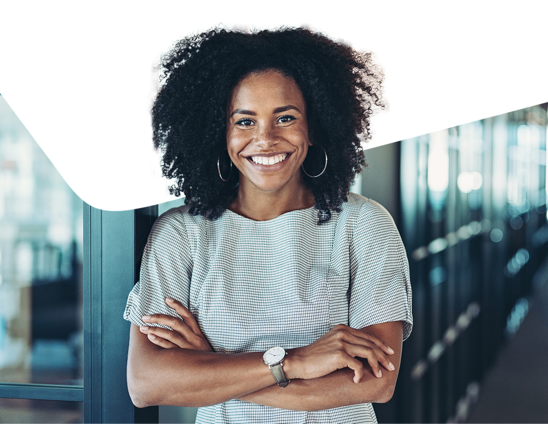Photo d’une femme souriante à l'ouverture de son compte bancaire pour entreprises avec la Banque Nationale