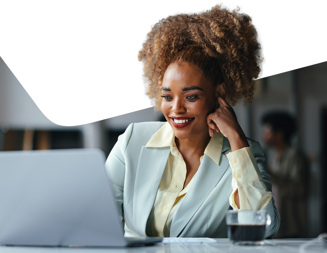 Photo d’une entrepreneure consultant les conseils et outils pour entreprises de la Banque Nationale sur son ordinateur portable 