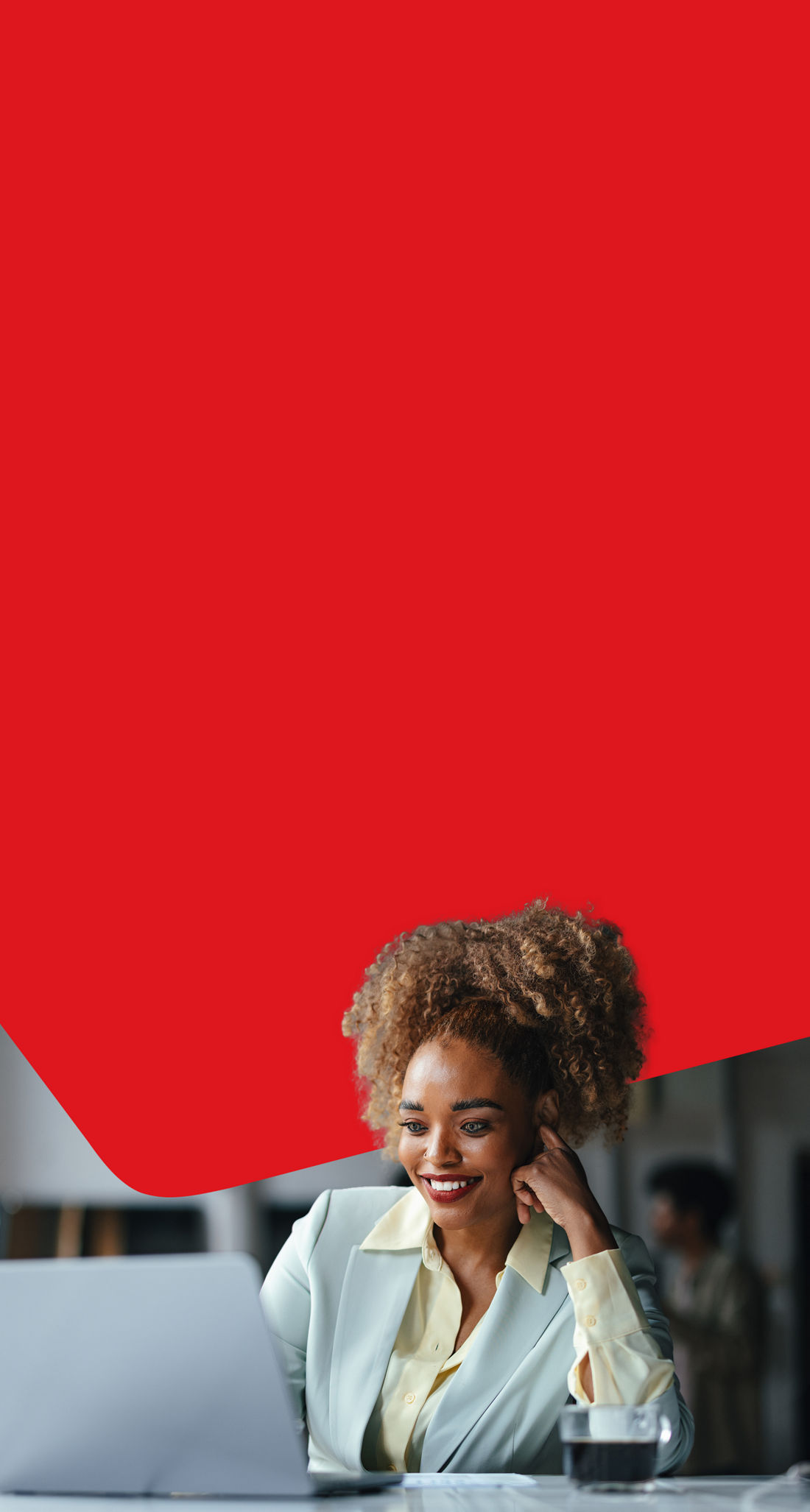 Photo of an entrepreneur looking at the National Bank business advice and tools on their computer