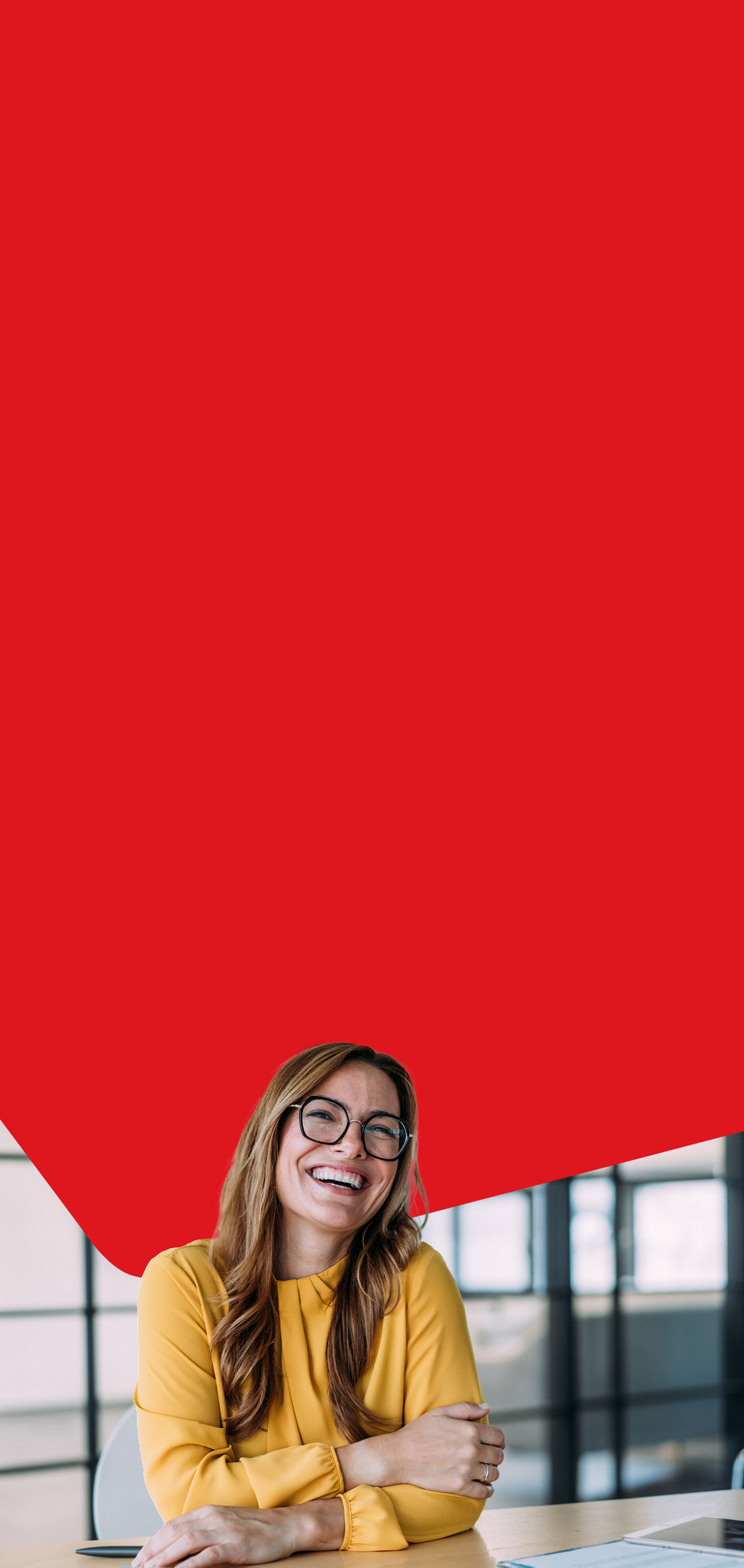 Photo d’une courtière d’assurance, dans son bureau, heureuse de pouvoir profiter des solutions de la Banque Nationale