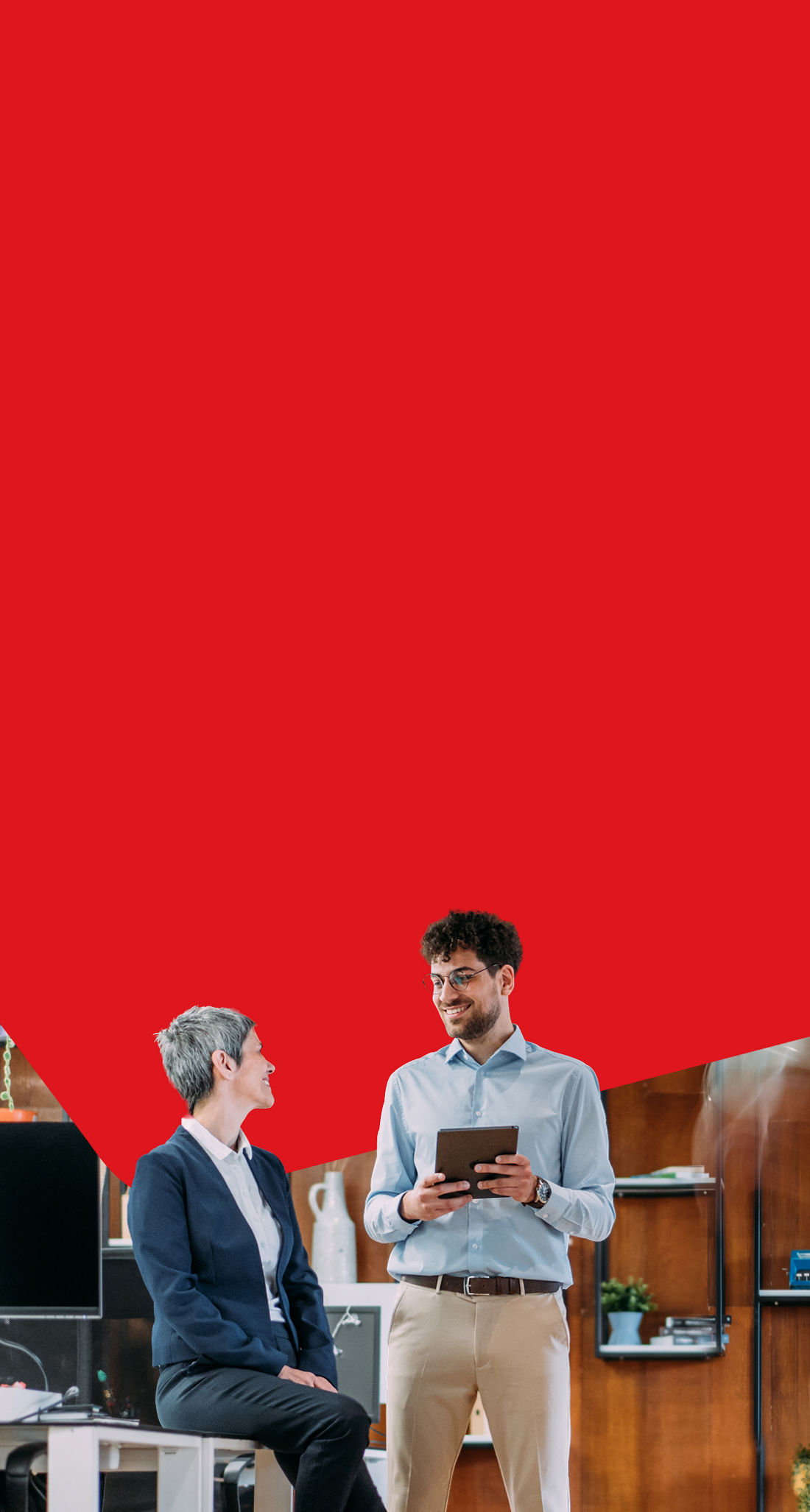 Photo de deux entrepreneurs discutant dans un bureau de la manière dont la Banque Nationale peut les aider dans la croissance de leur entreprise 