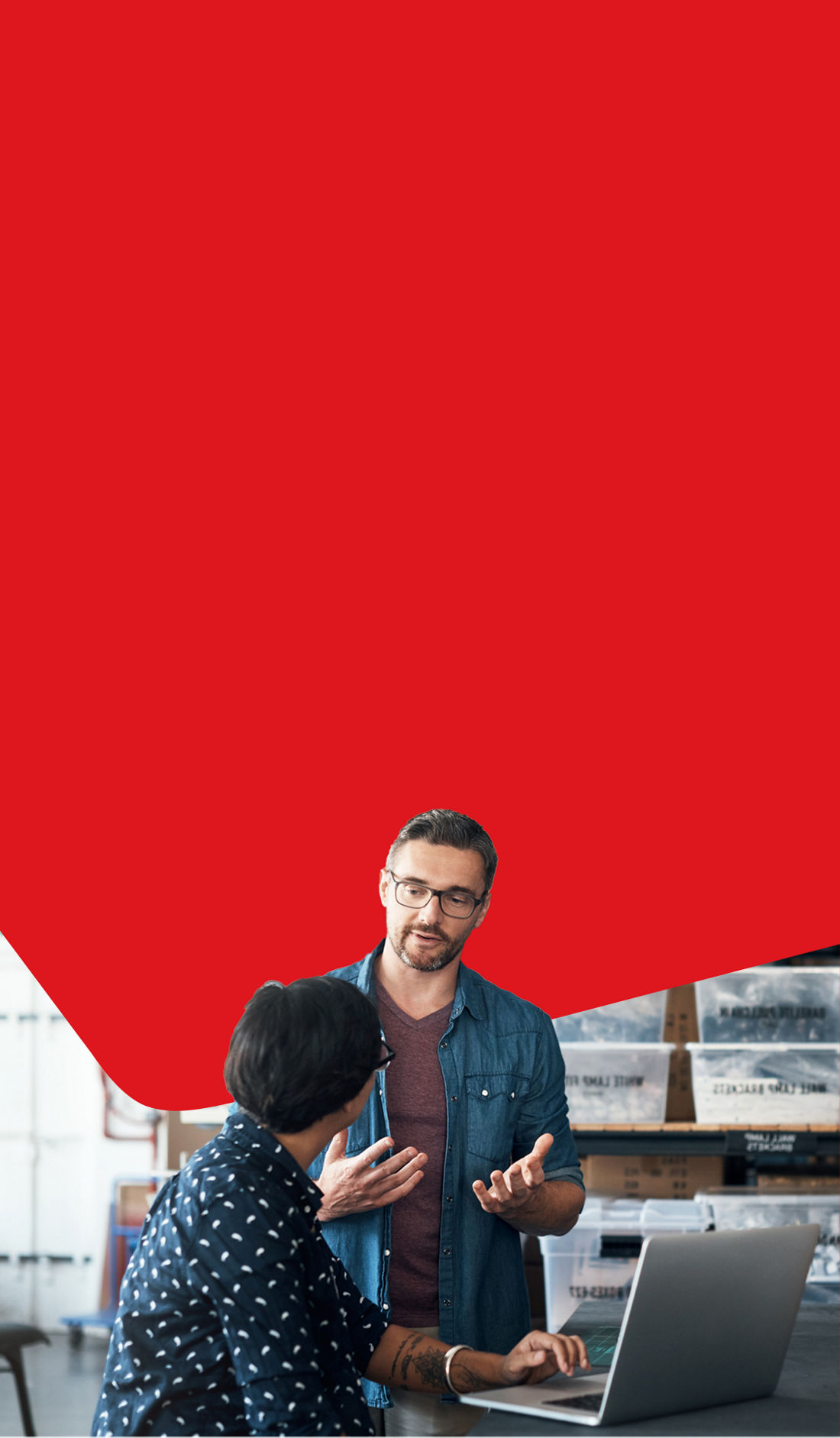 Photo de deux entrepreneurs qui discutent dans leur entrepôt de la manière dont la Banque Nationale peut les aider dans le démarrage de leur entreprise  