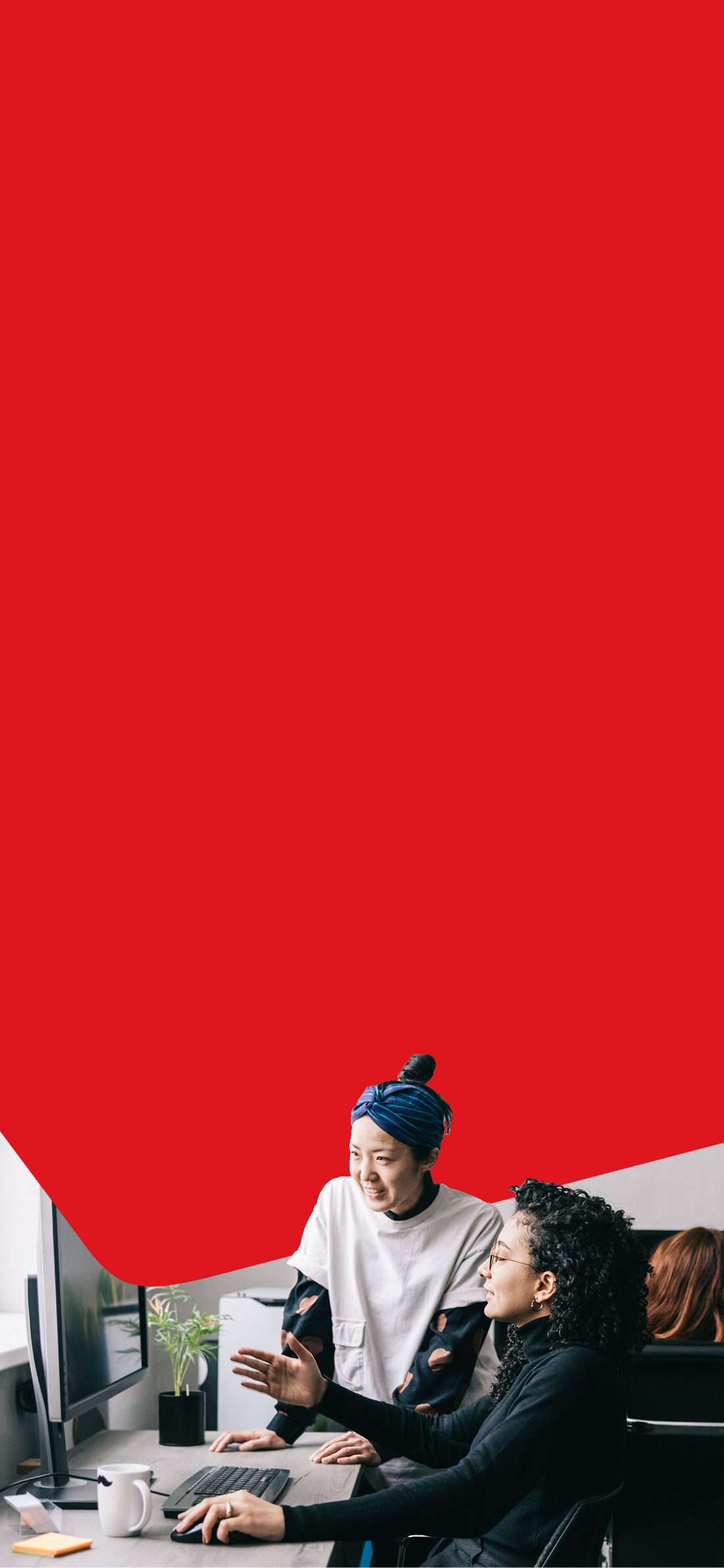 Photo of a group of creative industry workers consulting National Bank’s solutions for the entertainment industry 