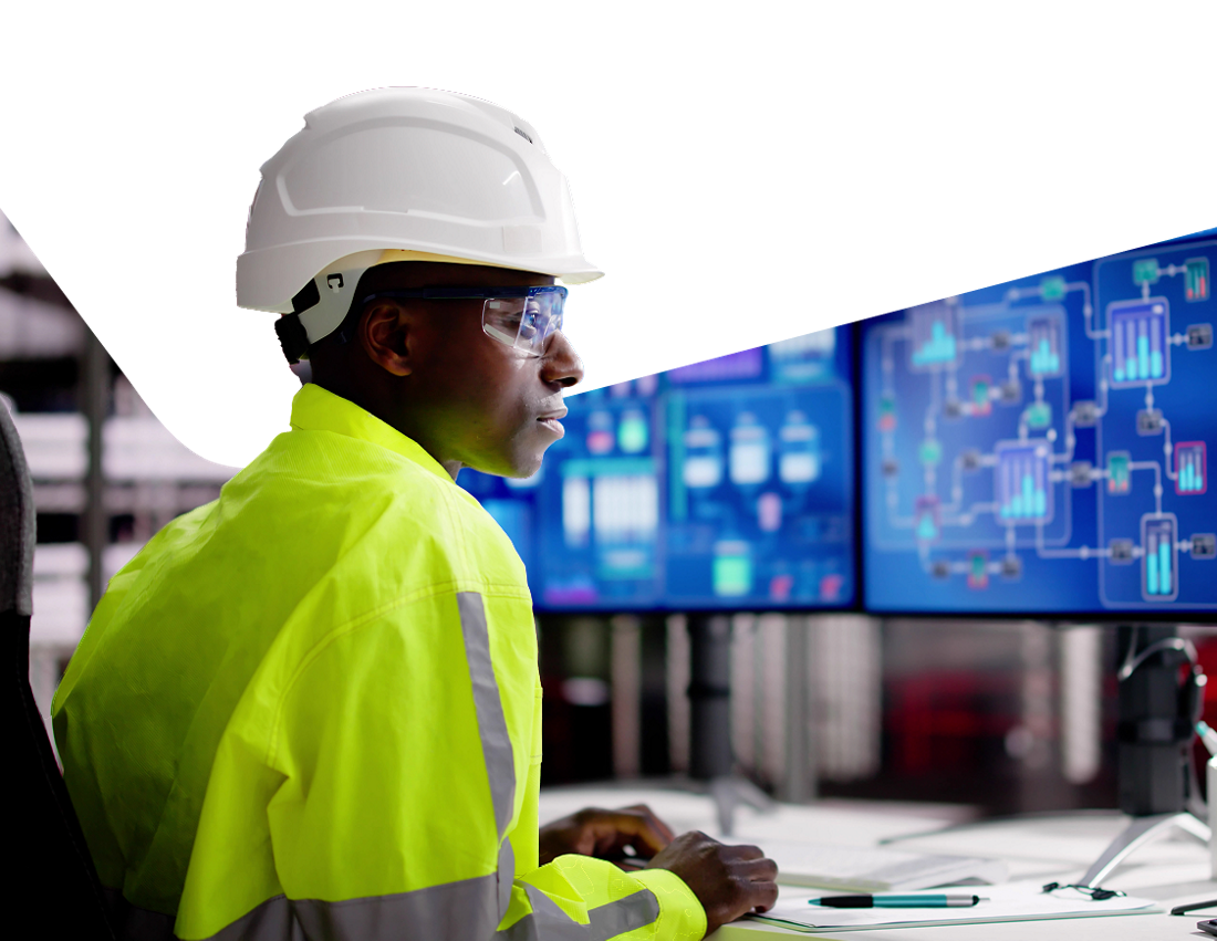 Photo of an energy sector employee working with confidence thanks to National Bank’s solutions