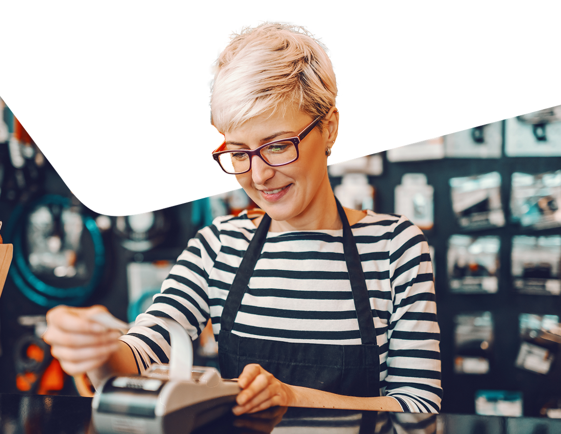 Photo d’une entrepreneure gérant ses entrées de fonds au comptoir de son magasin 