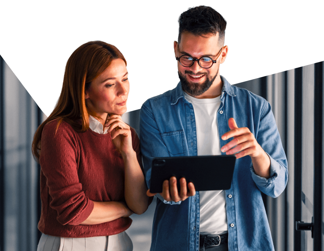Photo of an investment associate from the NAventures team presenting an innovative solution to an entrepreneur on a tablet