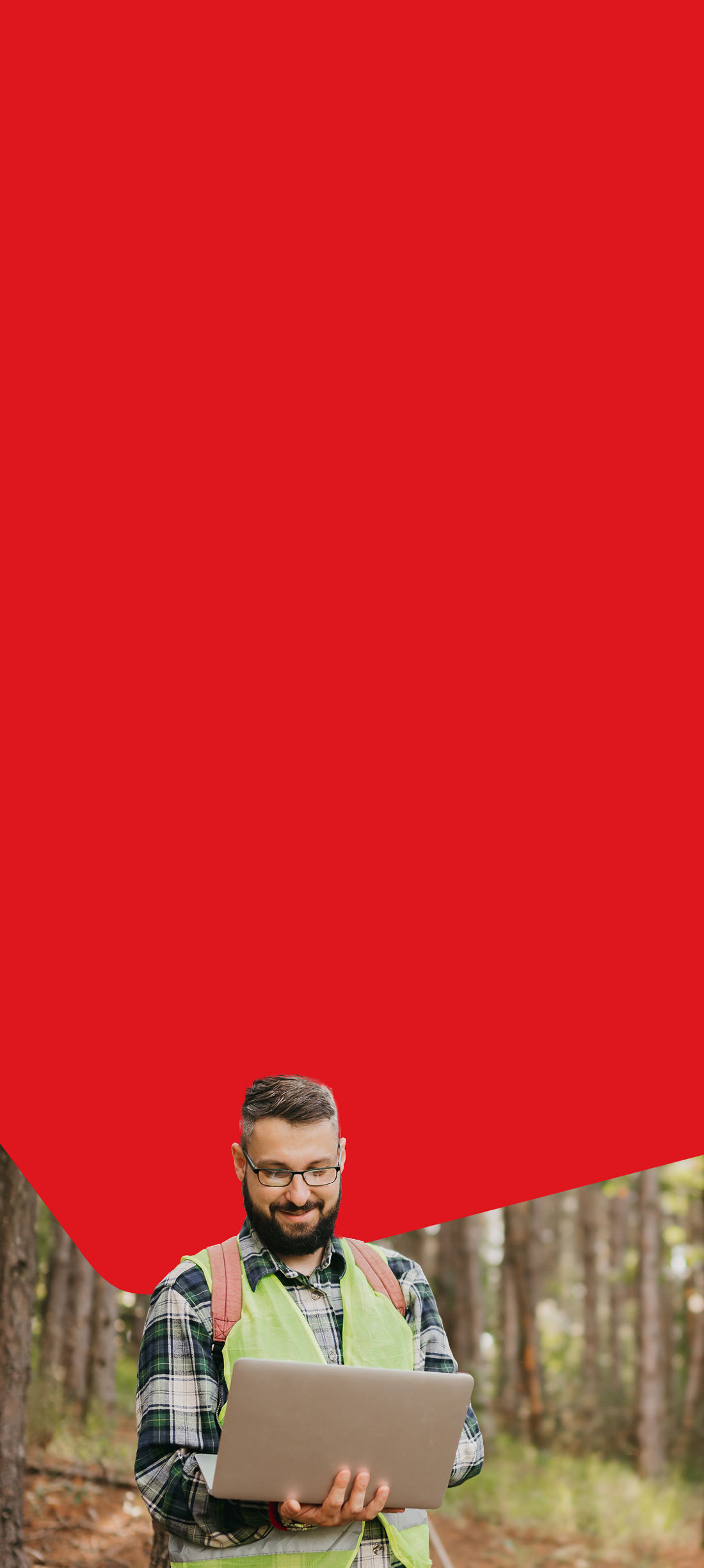 Photo of a forestry industry worker consulting National Bank’s industry solutions on his computer 