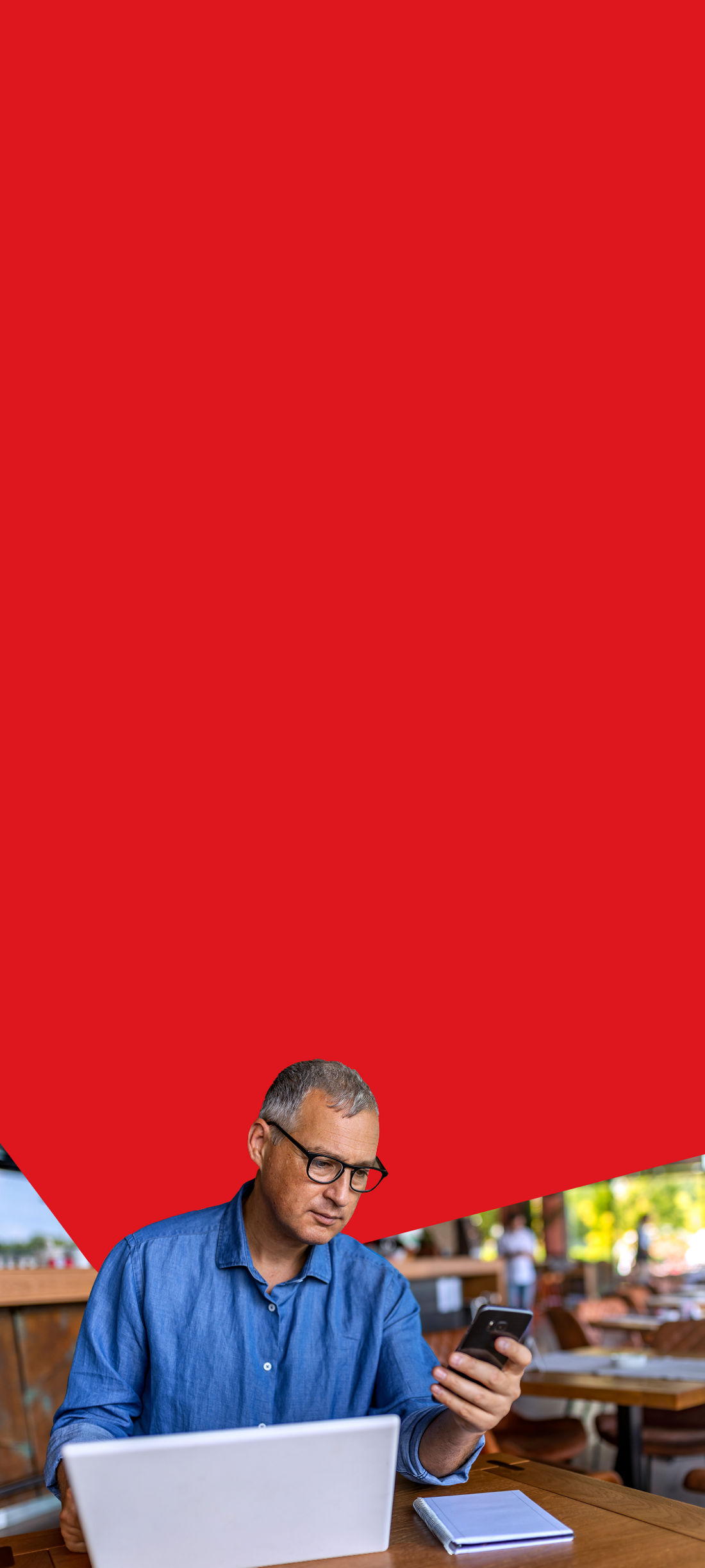 Photo of an entrepreneur consulting National Bank’s solutions for buying a franchise 