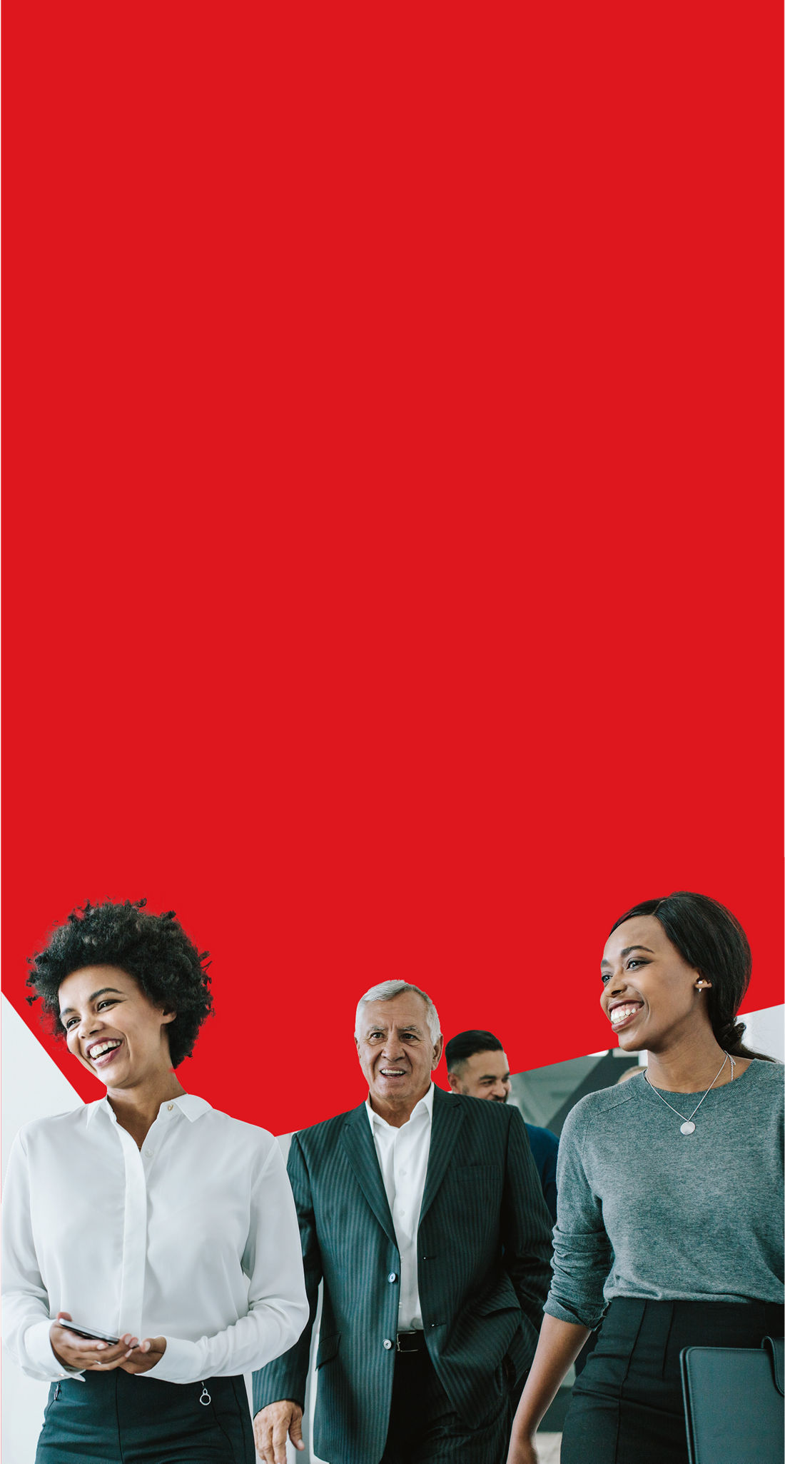 Photo de la direction d’une grande entreprise marchant dans un corridor de bureau, ravie par les services de la Banque Nationale 