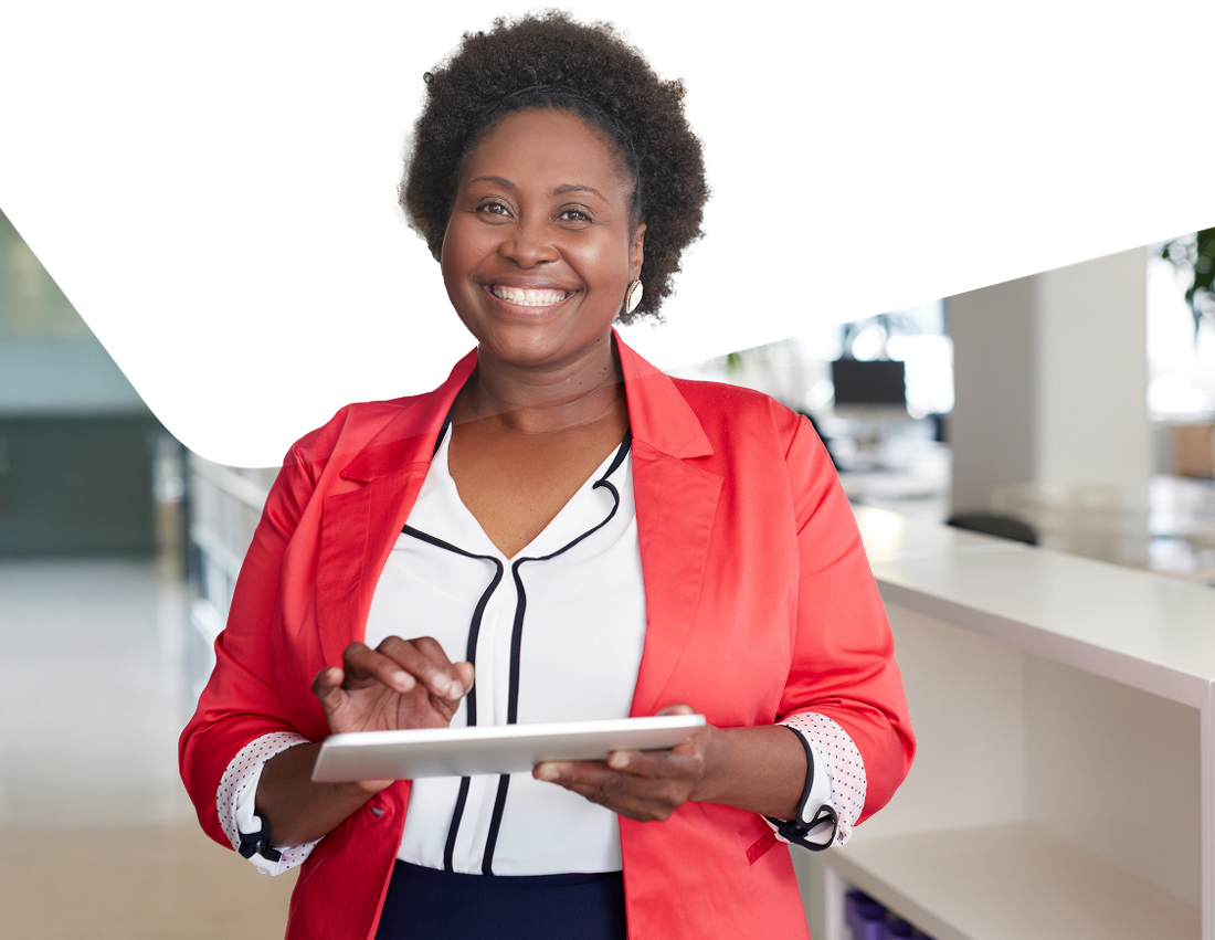 Photo of an entrepreneur smiling in an office after having chosen the National Bank Hybrid Business Package 