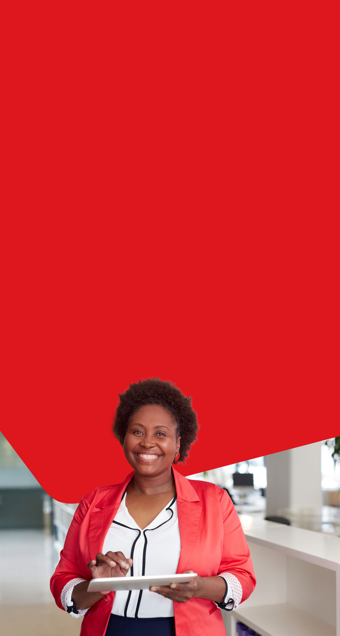 Photo of an entrepreneur smiling in an office after having chosen the National Bank Hybrid Business Package 