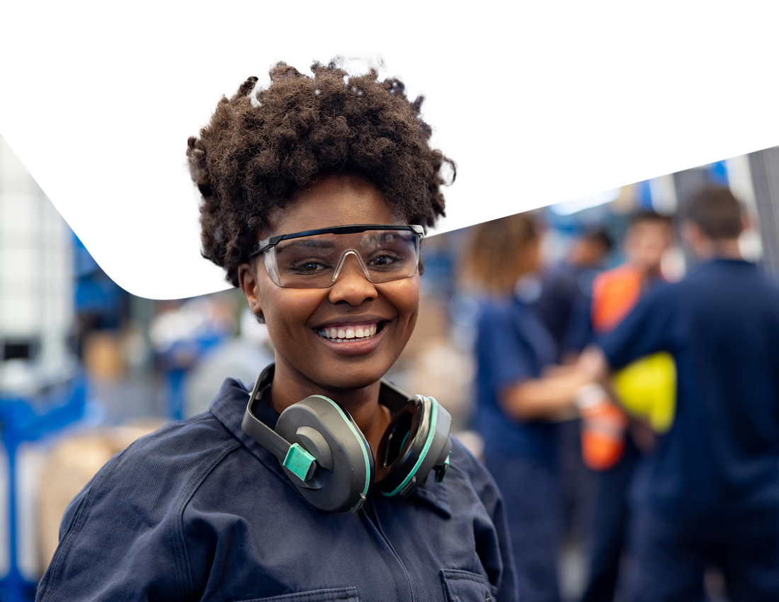 Photo of a manufacturing industry employee representing National Bank’s solutions for his industry