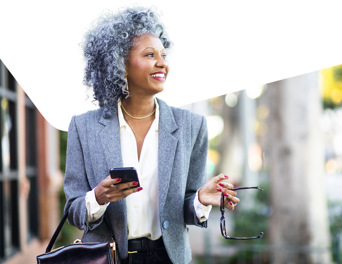 Photo d’une femme d’affaires heureuse de détenir une carte de crédit Mastercard Affaires de la Banque Nationale