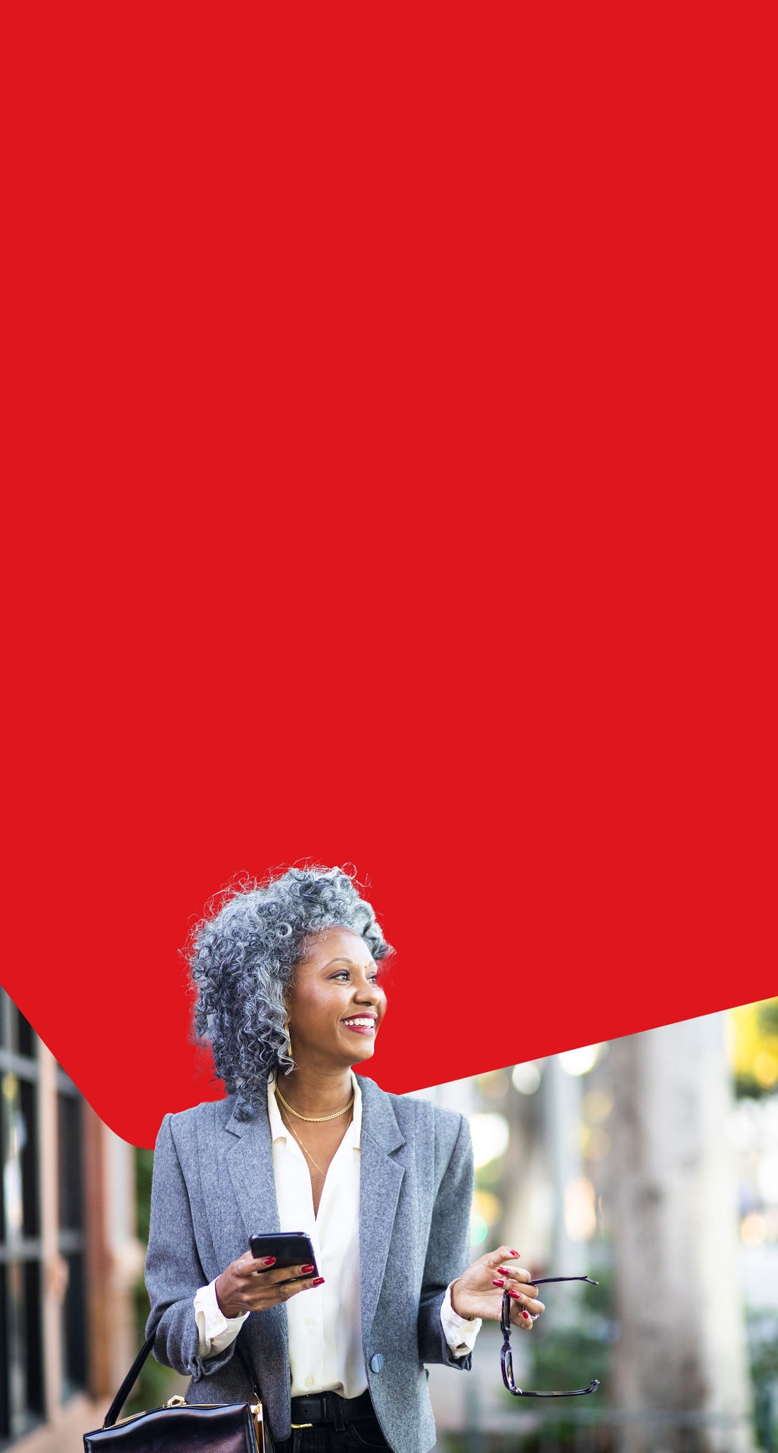 Photo of a businesswoman in an office happy to use her National Bank Business Mastercard credit card  