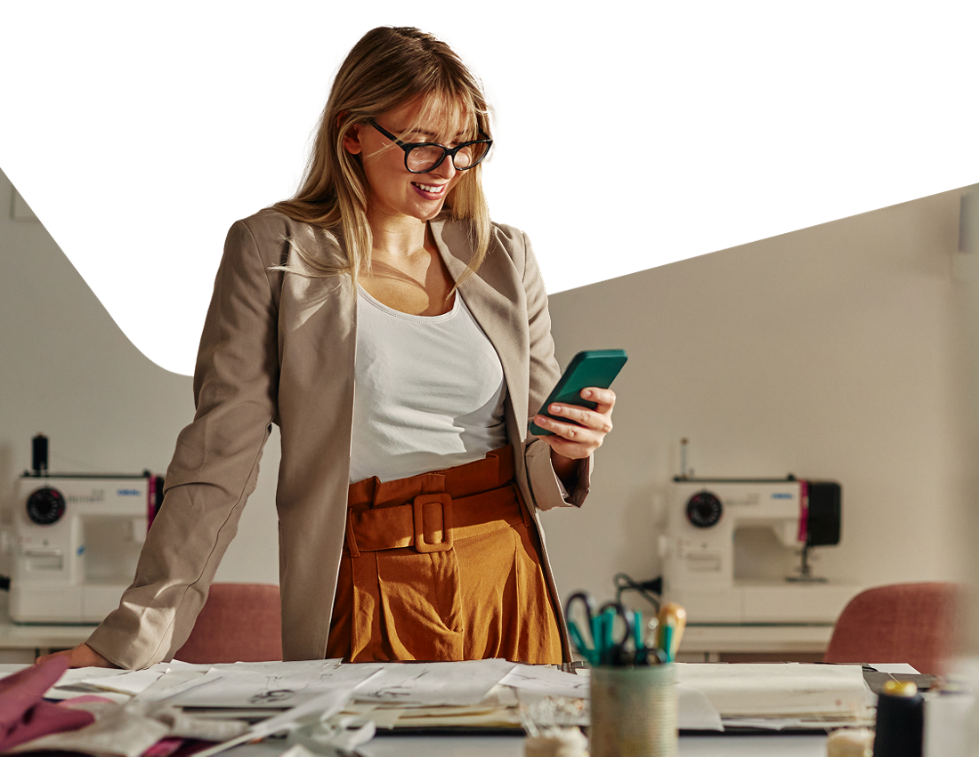 Photo of an entrepreneur choosing a banking solution with National Bank based on their industry, size, and development stage