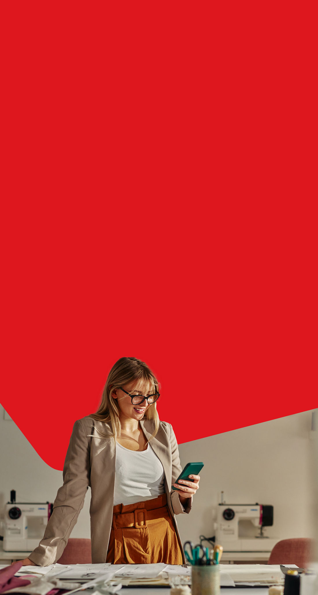 Photo d’une entrepreneure choisissant parmi les solutions bancaires de la Banque Nationale en fonction de son secteur d’activité, de la taille et du stade de développement de son entreprise 