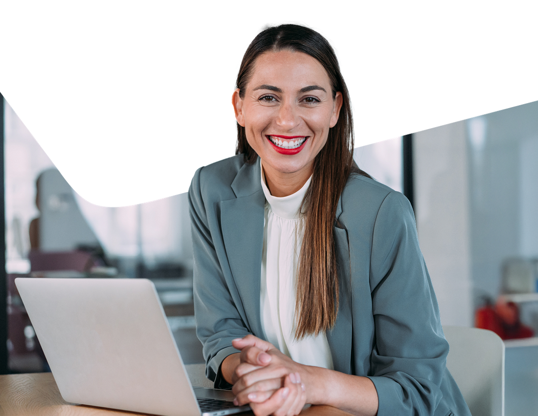 Photo d’une entrepreneure à son ordinateur cherchant des solutions pour monétiser ses comptes clients 