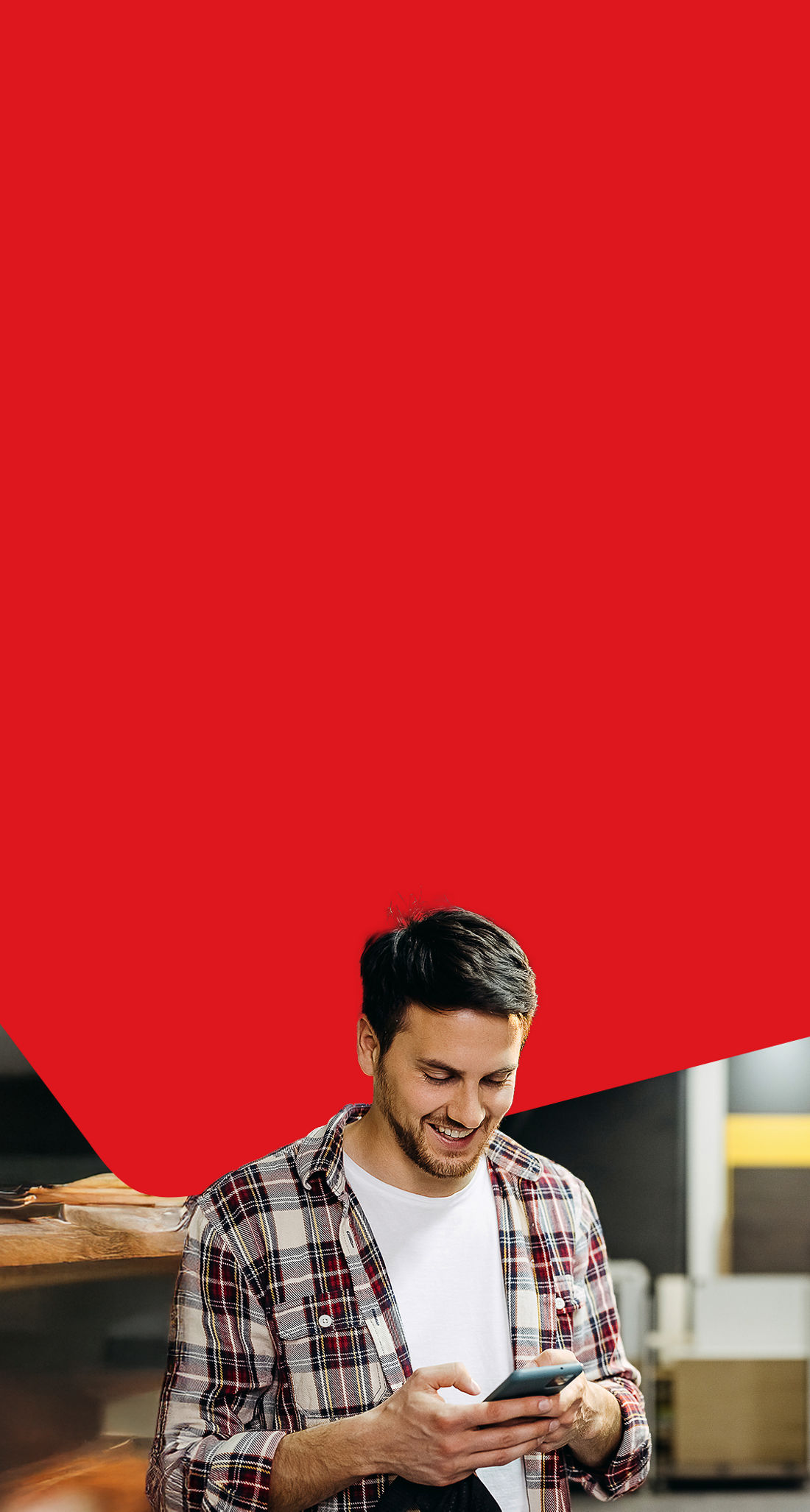 Photo of an entrepreneur in their shop opening an account with the National Bank Digital Business Package on their cell phone