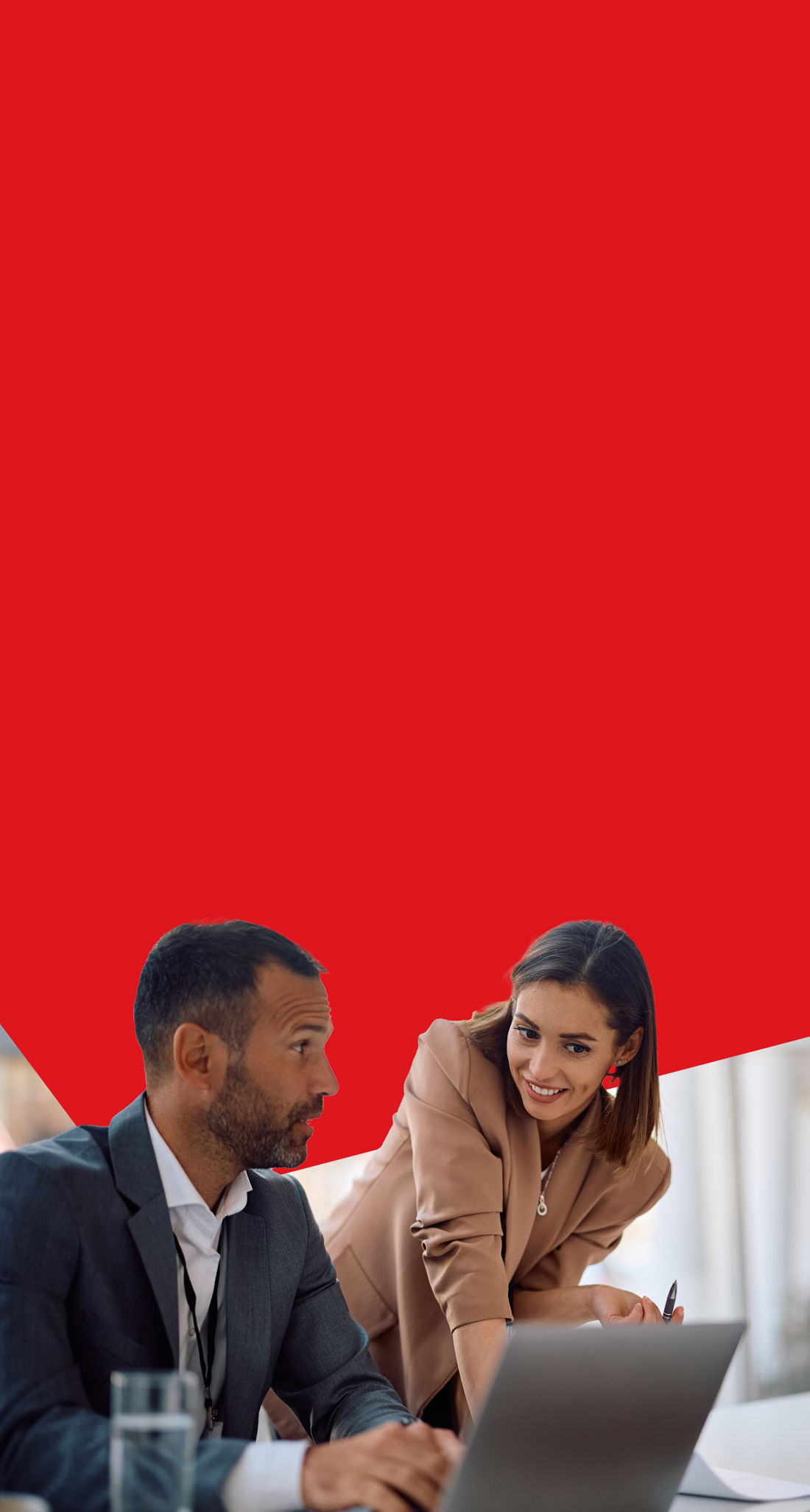 Photo d’un professionnel consultant les solutions de placements de la Banque Nationale sur son ordinateur, demandant des précisions à une conseillère 