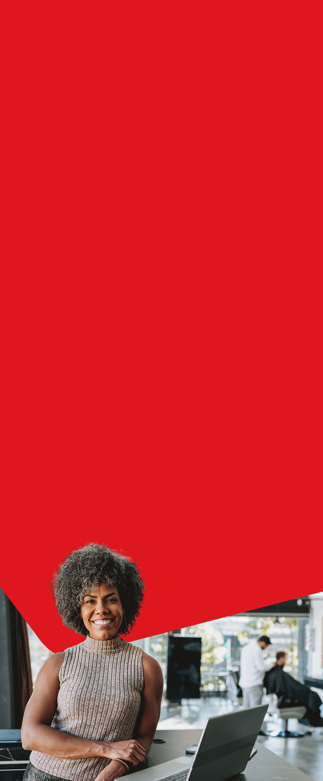 Photo d’une professionnelle des affaires consultant les solutions bancaires de la Banque Nationale sur son ordinateur 