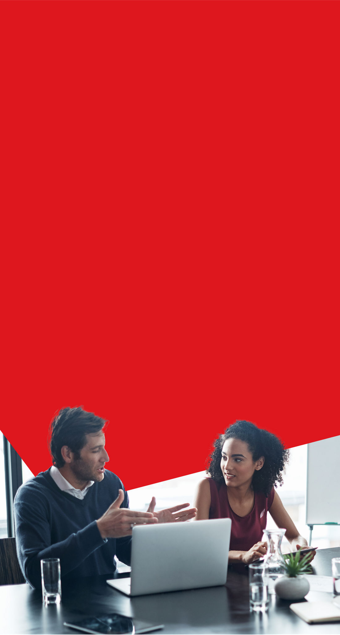 Photo de gestionnaires discutant du régime de retraite collectif de la Banque Nationale pour leur personnel 