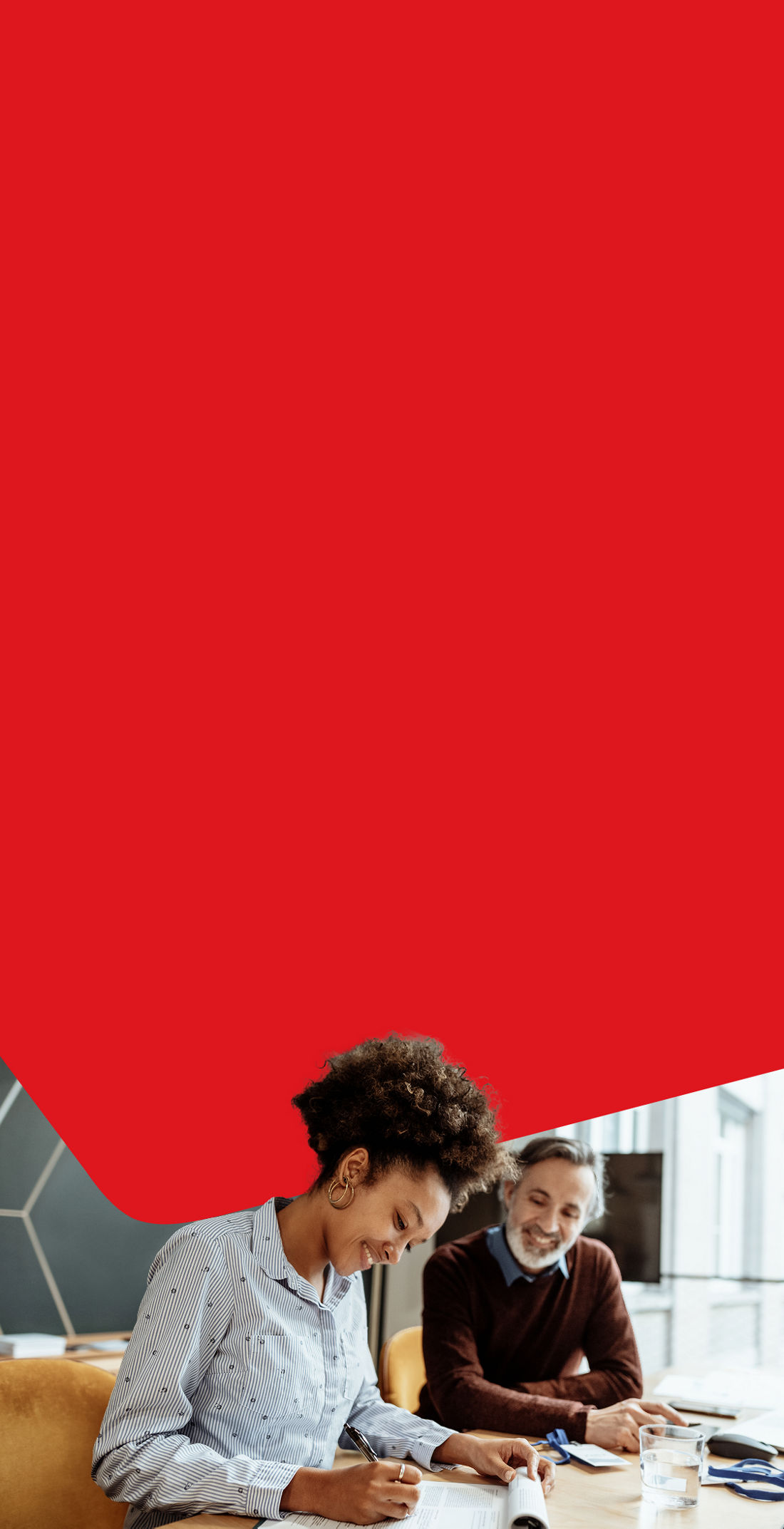 Photo d’une gestionnaire remplissant un formulaire pour le régime de retraite simplifié avec un conseiller de la Banque Nationale