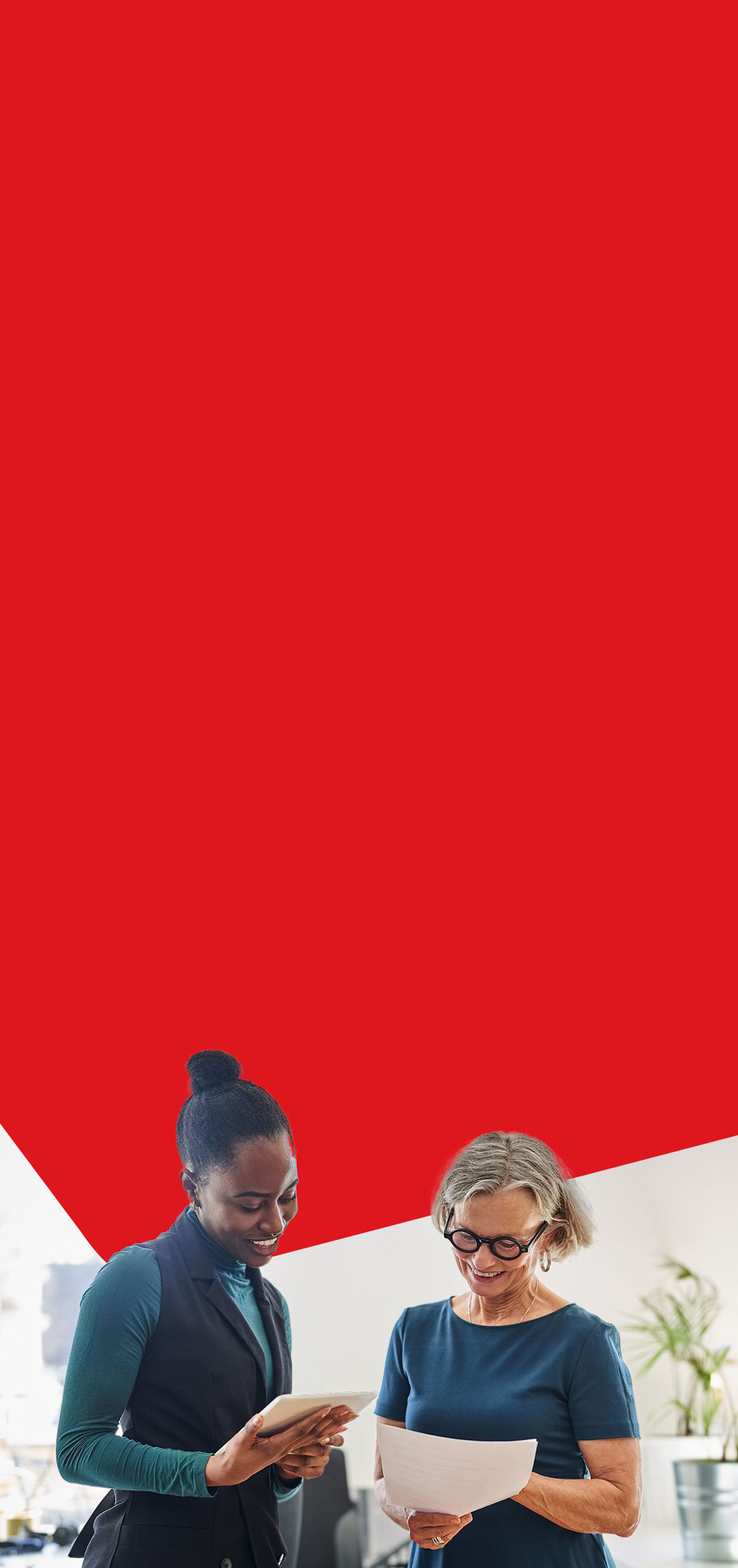 Photo de deux professionnelles discutant du régime volontaire d’épargne-retraite de la Banque Nationale 