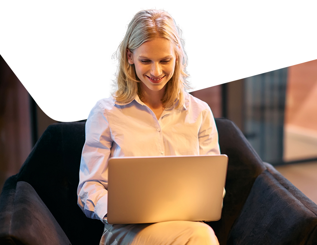 Photo d’une femme consultant les conseils de sécurité de sa Carte-Client Entreprise sur son ordinateur 